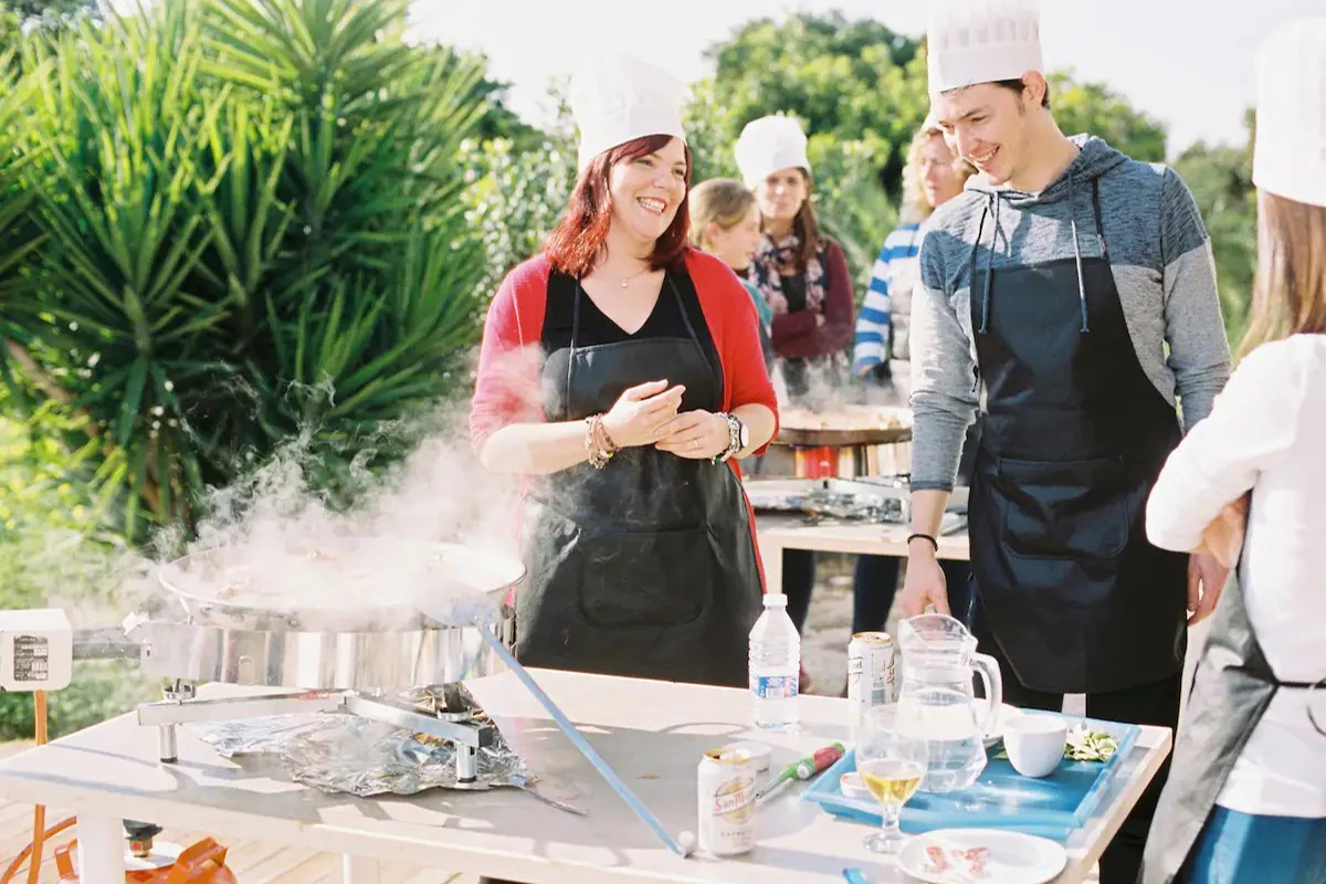 Valencia: Guided Paella Cooking Class + Drinks