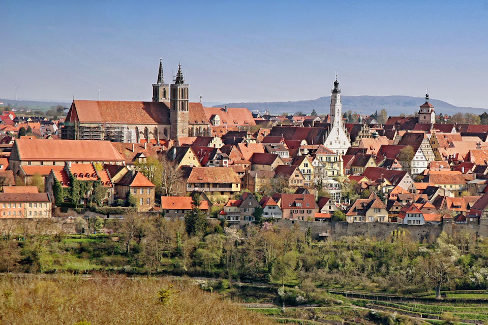 Rothenburg o.d. Tauber- Altstadt Panorama Sommer Weinberg Häuser Türme Skyline Stadtmauer ©Rothenburg Tourismus Service, WP