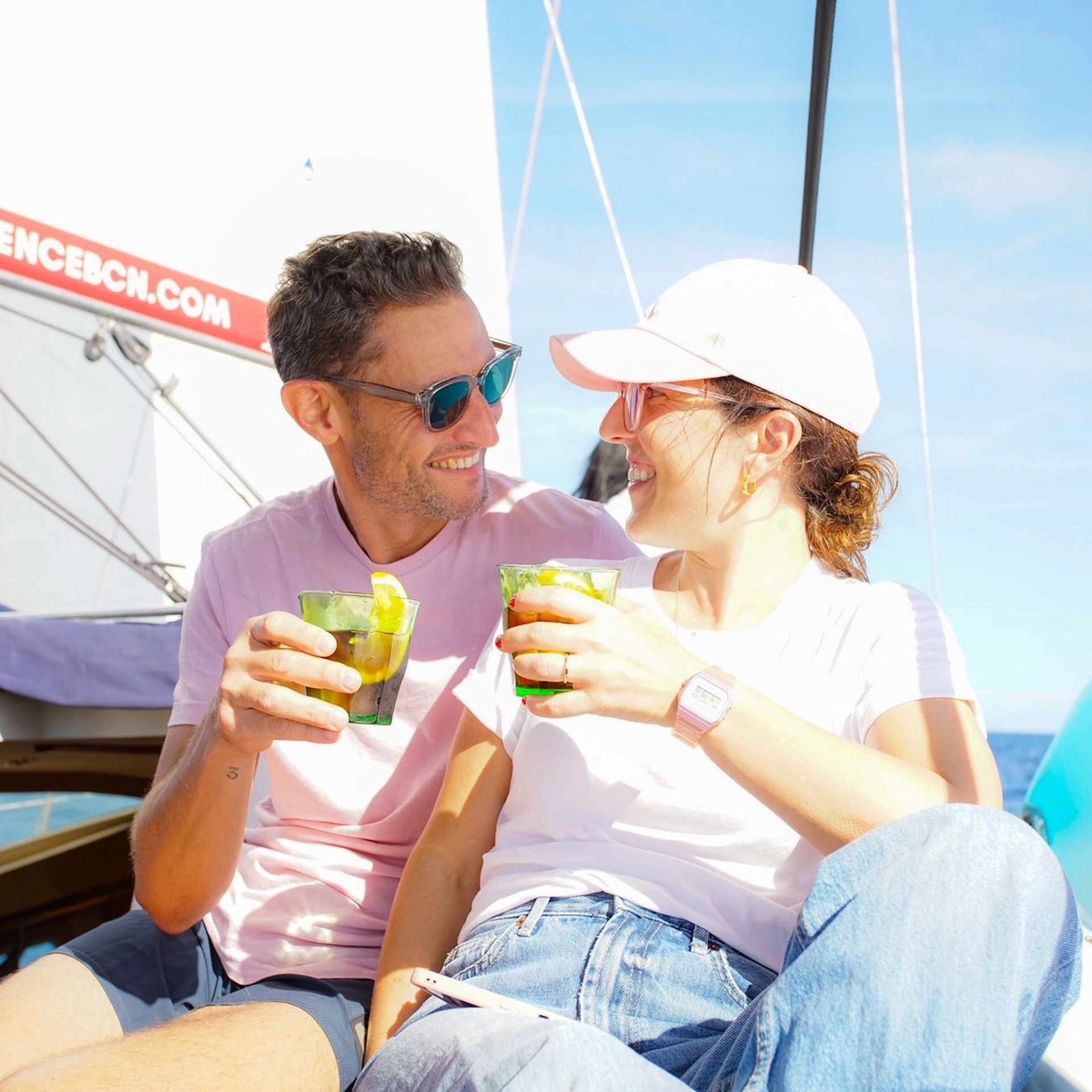 Barcelona: Navegació diürna amb begudes i aperitius