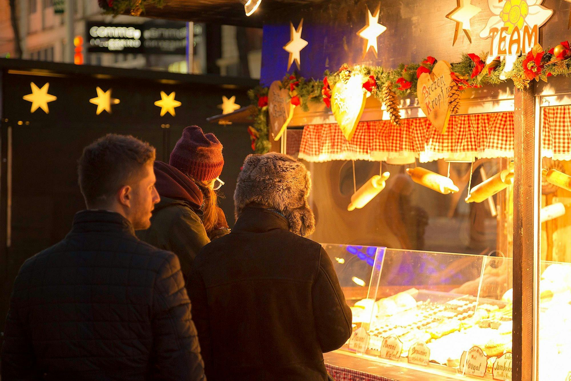 Vienna: Guided Schönbrunn Palace Christmas Market Tour + Apple Strudel Tasting