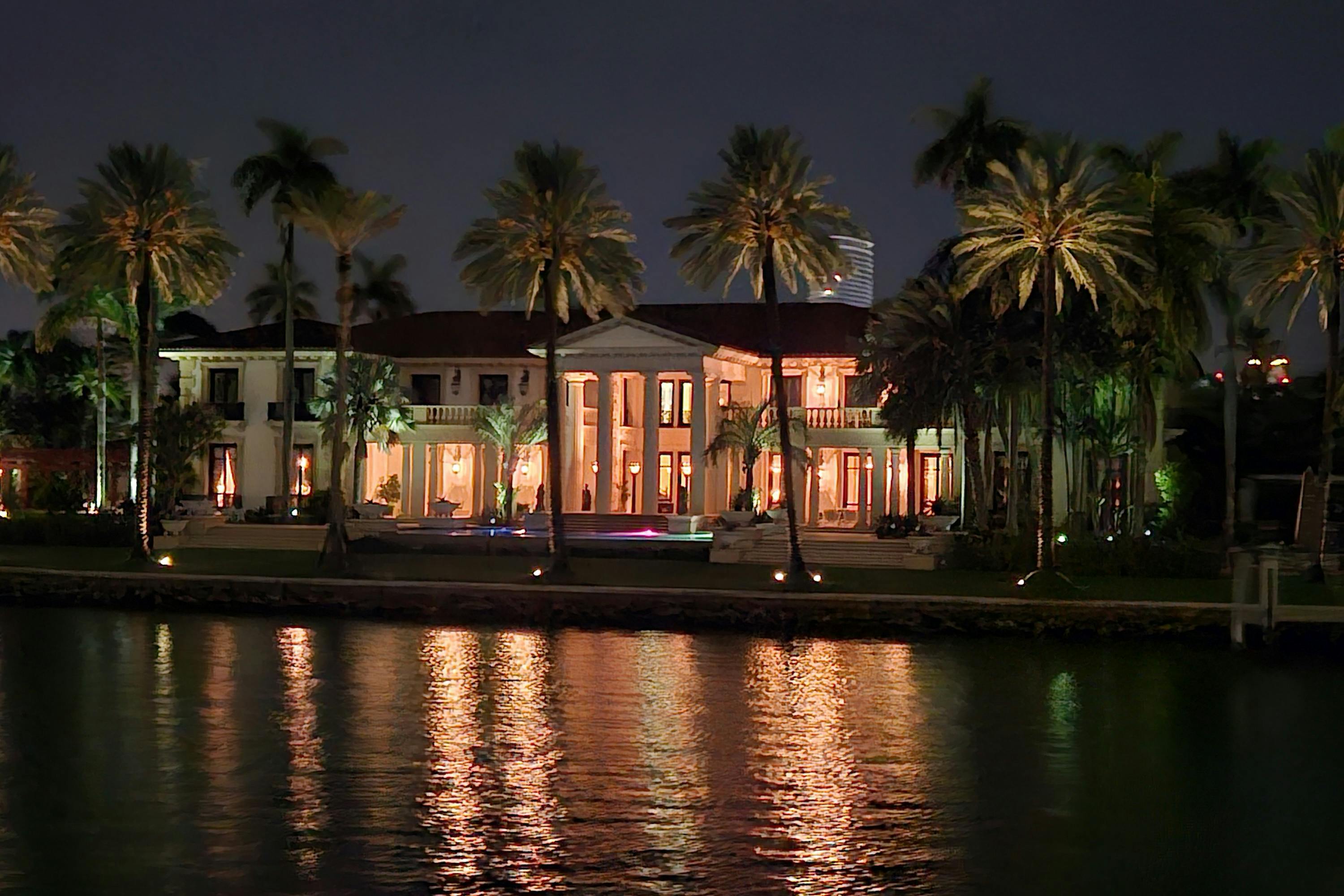 Prächtige Millionärsvilla mit Geld von Viagra gebaut