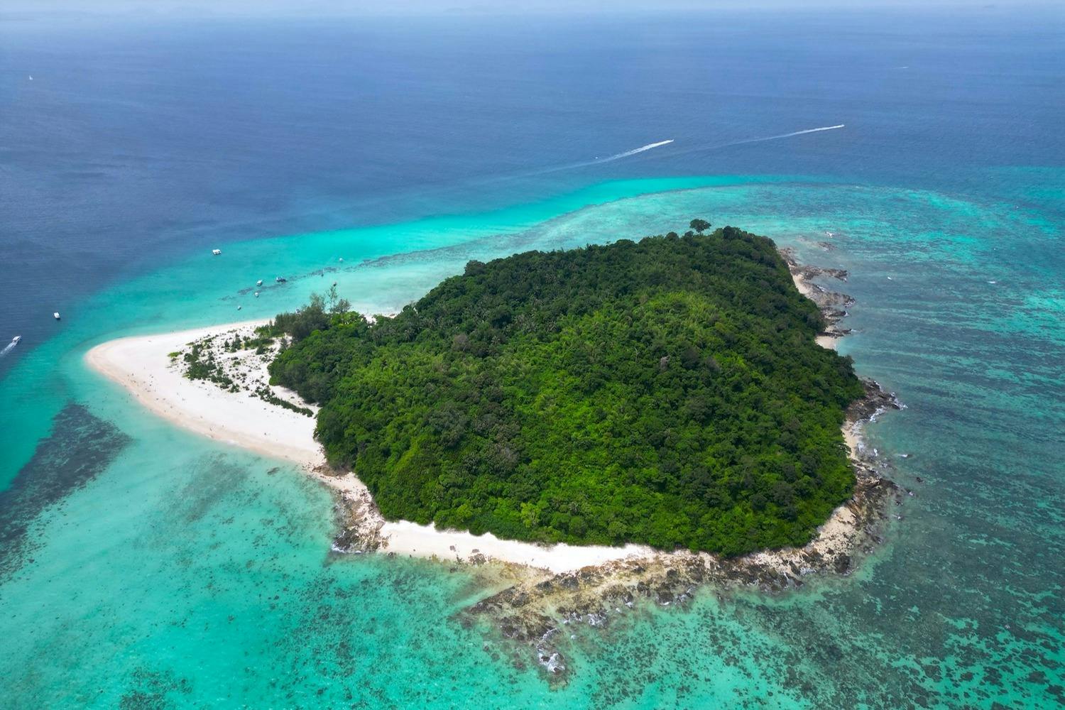 竹岛（ Bamboo Island ）是一个原始岛屿，拥有白色沙滩和碧绿的海水。