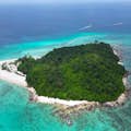 Bamboo Island, une île vierge aux plages de sable blanc et aux eaux turquoise.