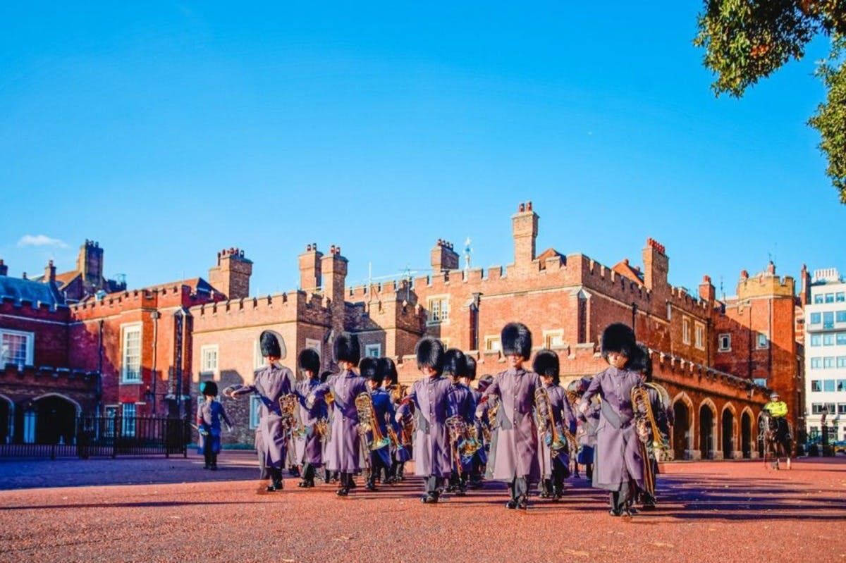 8種類のイギリス料理を食べて、30以上のロンドン観光スポットを訪れるウォーキングツアー！