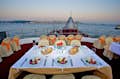 En middagskryssning i Bosporen väntar på dig, tillsammans med Istanbuls unika skönhet. Kryssningsbiljetter för middag i Bosporen på Tripass