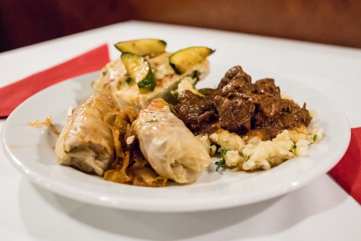 キャベツのぬいぐるみとビーフシチュー