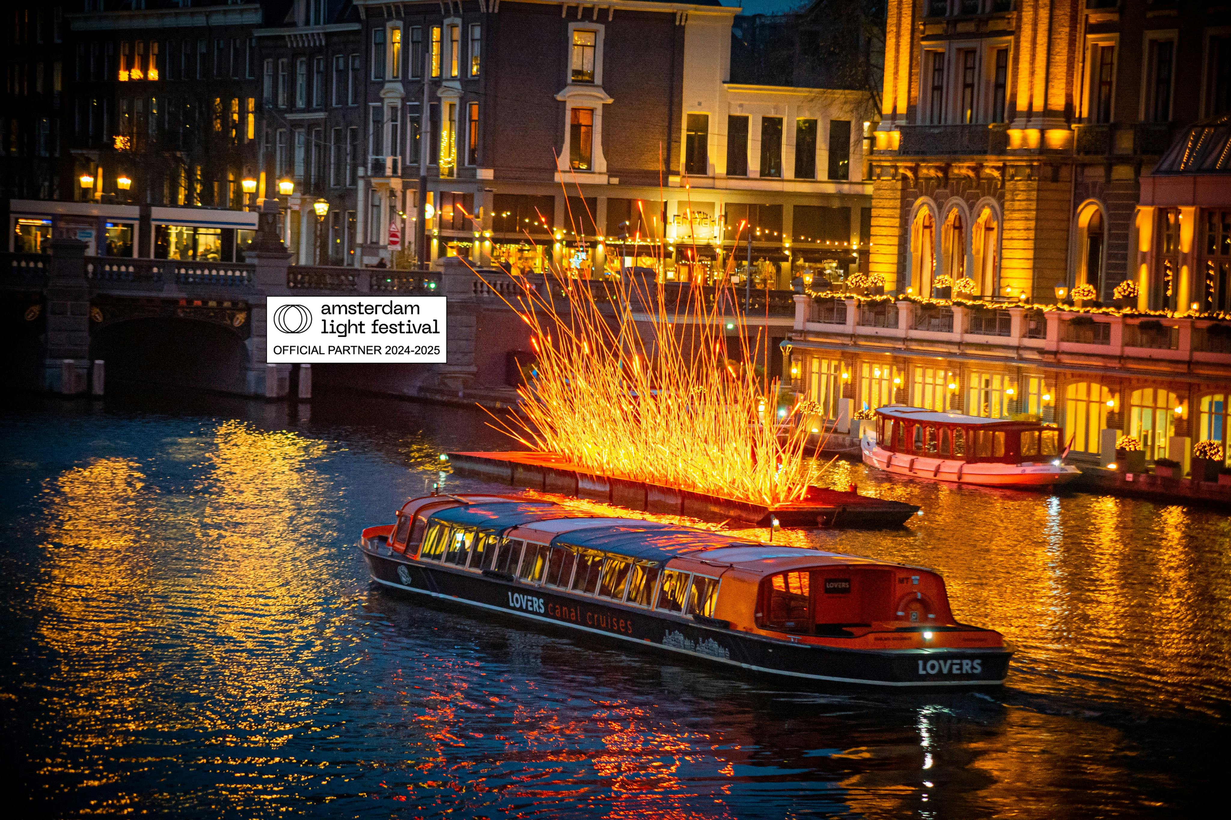 Image d'un bateau lors d'une croisière sur le Reiver pendant le festival des lumières d'Amsterdam