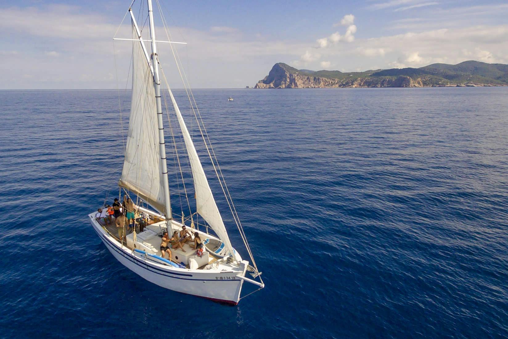 Vaixell a vela per la costa d'Eivissa