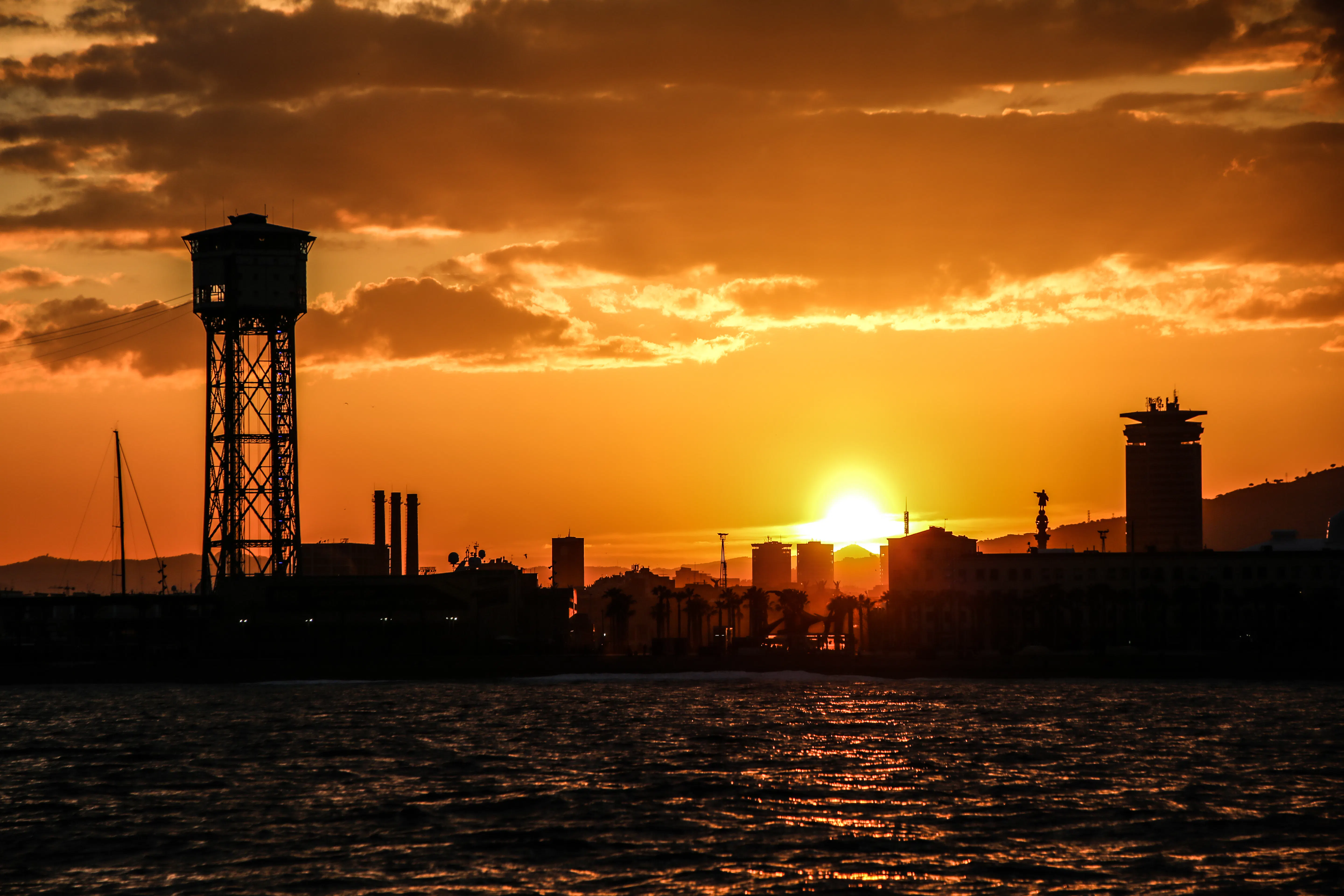 Barcellona: Vela al tramonto con bevande e snack