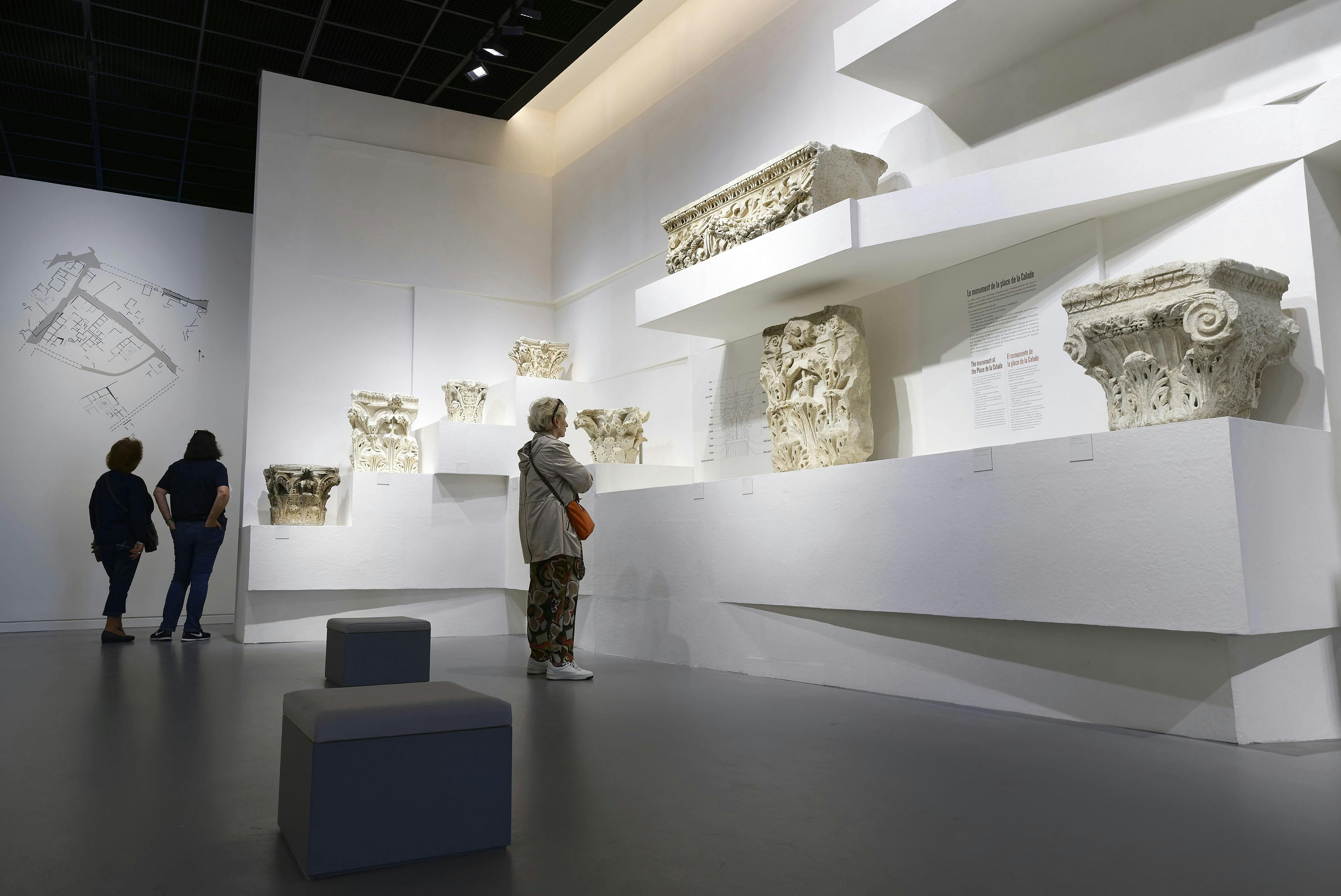 κιονόκρανα από αρχαία μνημεία