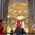 La Basilica di Santa Sofia all'interno con la guida turistica