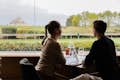 Una pareja admirando la suntuosa vista de la abadía mientras disfruta de un encantador almuerzo