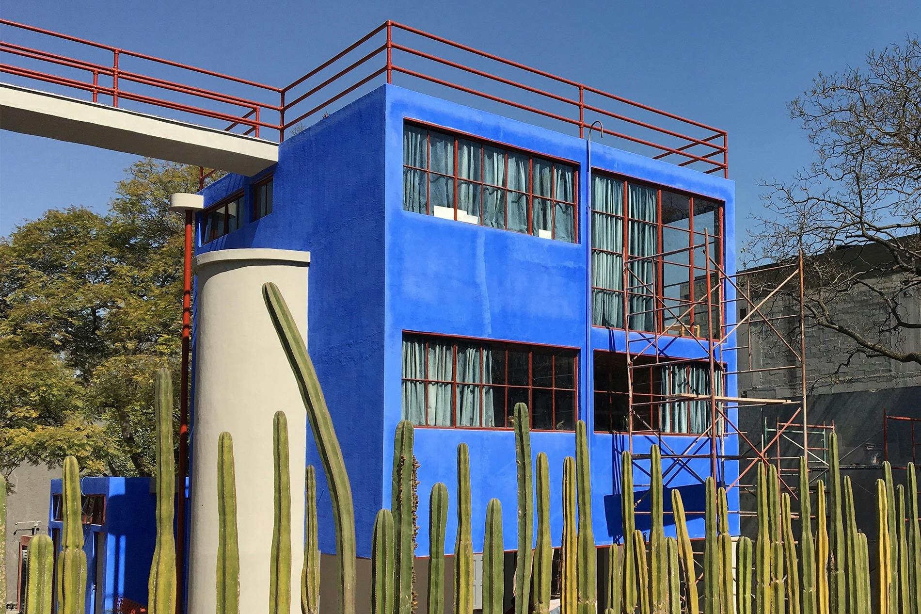 Fasáda modré budovy.