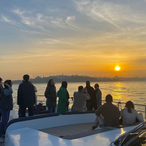 Istambul: cruzeiro de iate ao pôr do sol no Bósforo com lanches - Photo 13