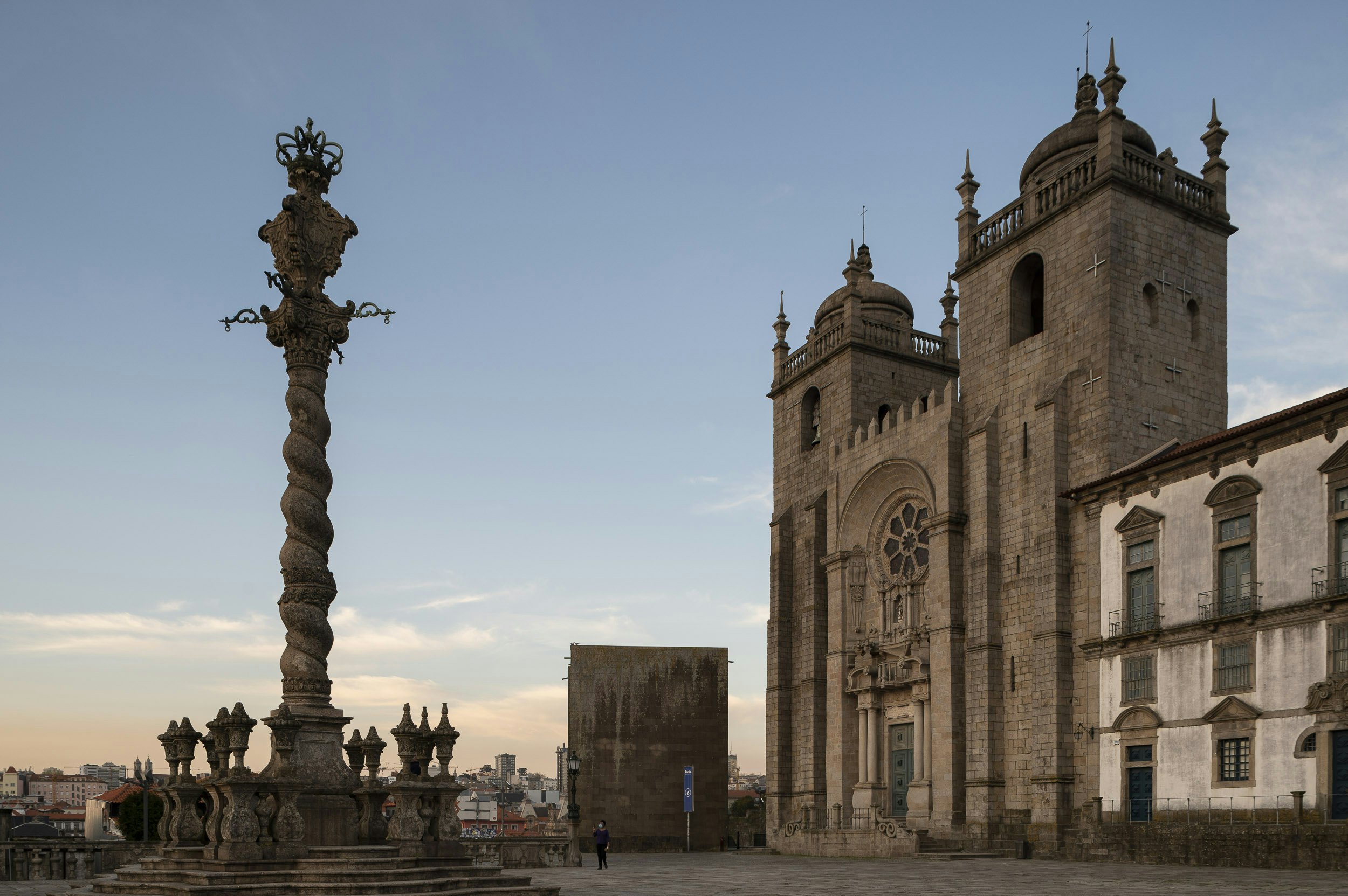 Catedral do Porto: Entry Ticket + Livraria Lello: Golden Entry Ticket