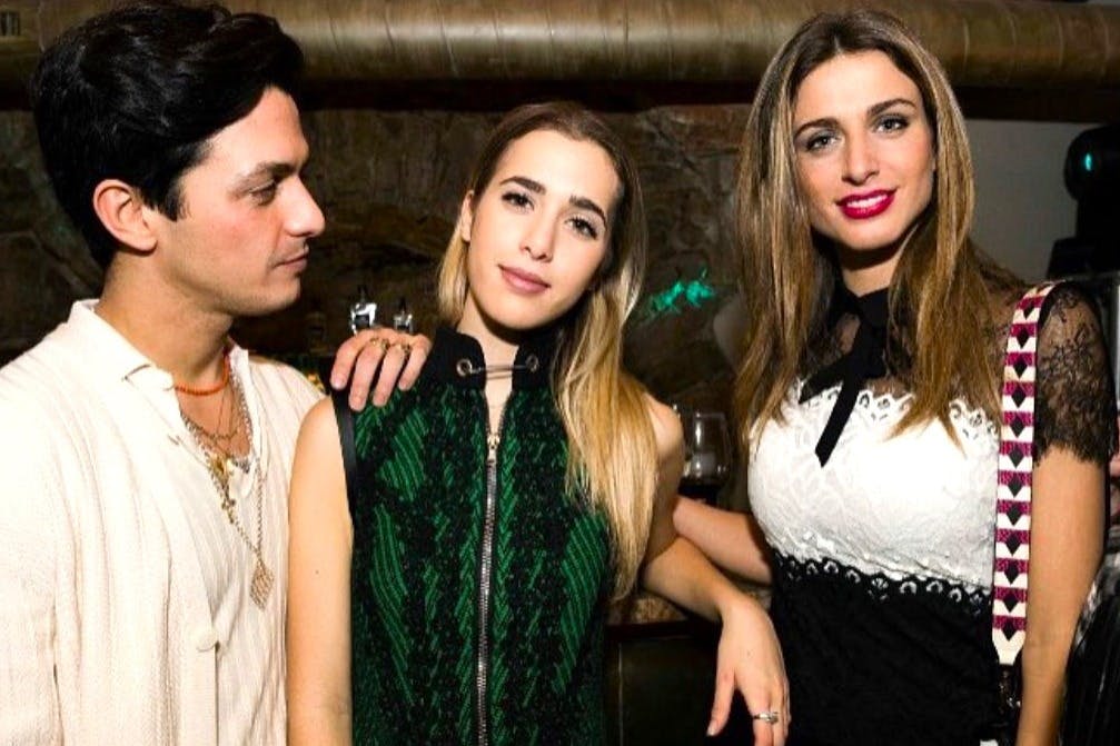 De nouveaux amis après une tournée des bars de Florence