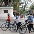 Trois cyclistes apprécient les vélos électriques