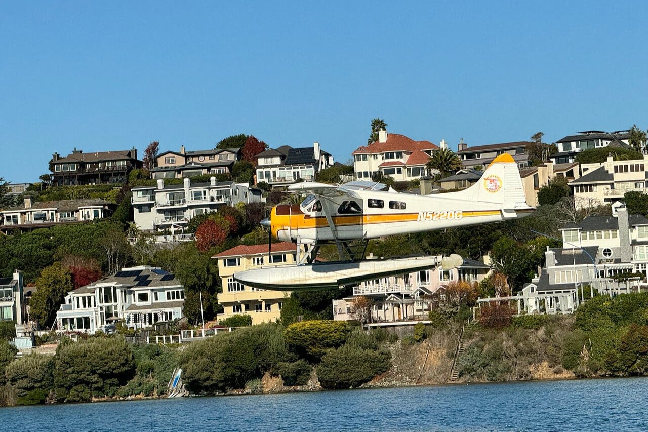 海上飞机降落在海湾附近