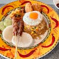 Τηγανητό Ρύζι Σουβλάκια κοτόπουλου, τραγανές φτερούγες κοτόπουλου, τηγανητό αυγό, ρύζι τηγανητό με σάλτσα τσίλι, τουρσιά.