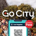 Karnet all-inclusive Go City wyświetlany na smartfonie z kolejką górską w parku rozrywki w tle