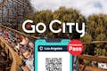 Go City all-inclusive pas weergegeven op een smartphone met een achtbaan van een pretpark op de achtergrond