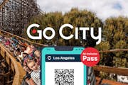 Go City all-inclusive πάσο που εμφανίζεται σε smartphone με rollercoaster θεματικού πάρκου στο παρασκήνιο