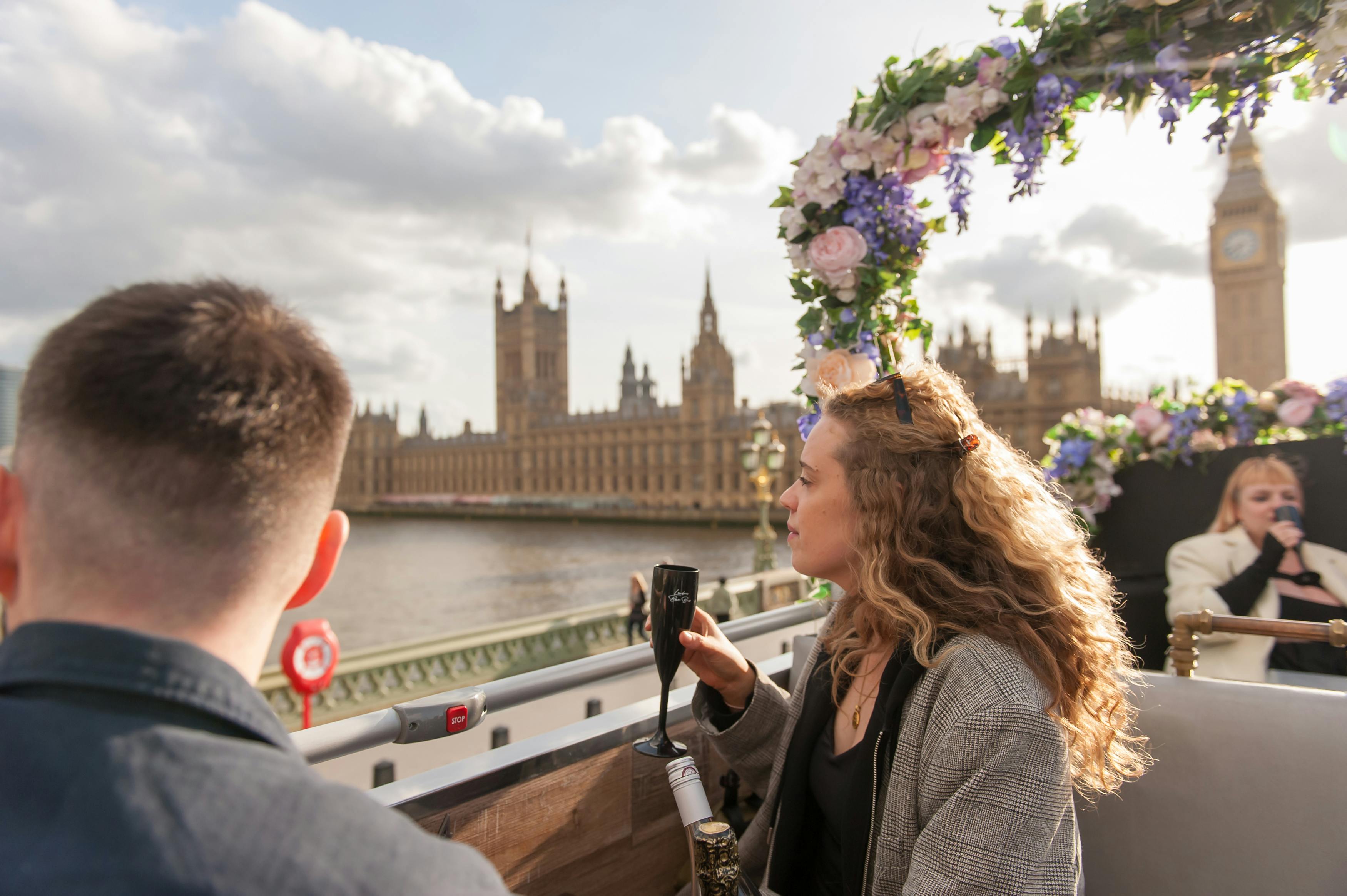 酒吧巴士上的氛围