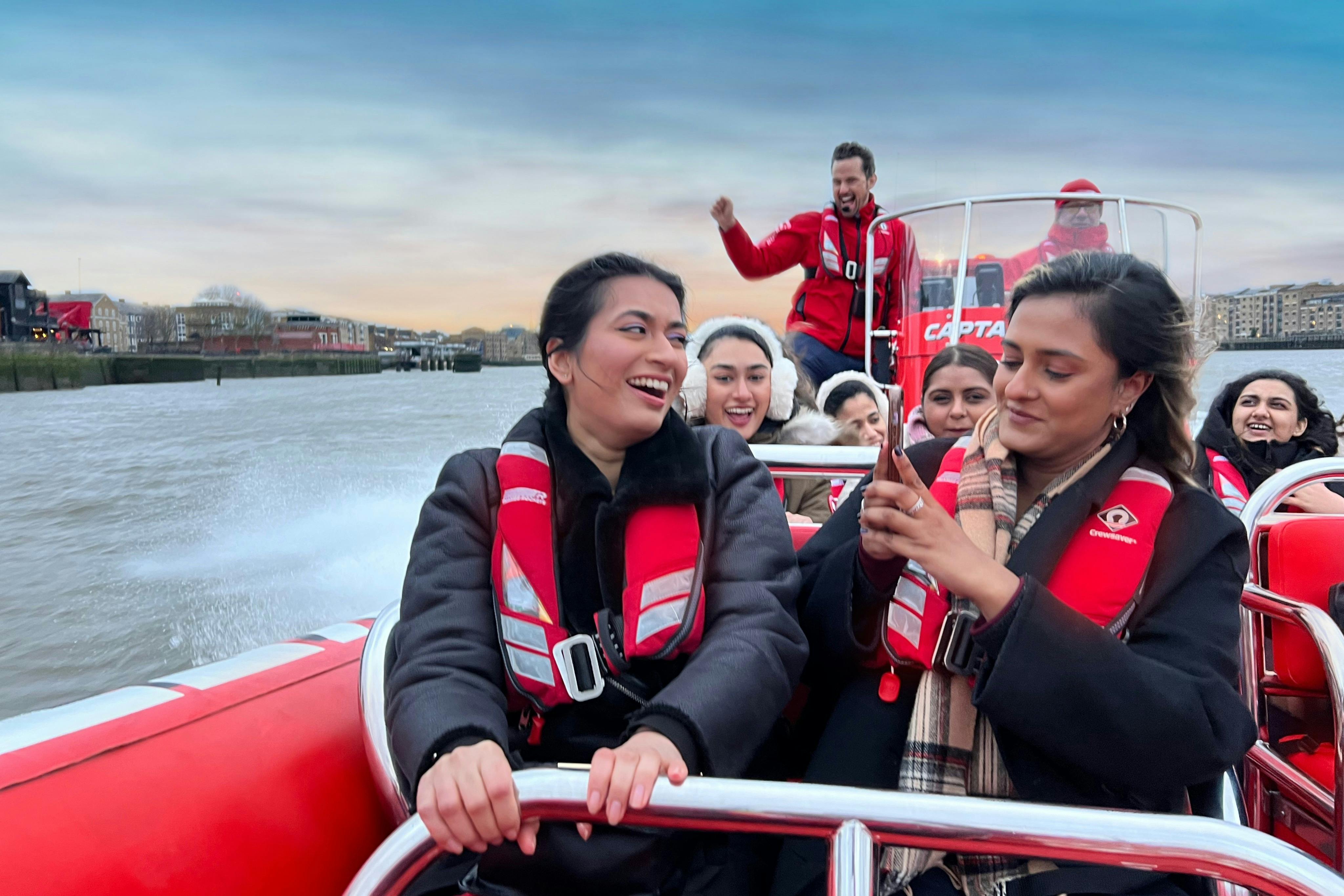 Lachen Sie den ganzen Weg über mit den lustigen Thames Rockets Schauspielern/Komödianten Guides