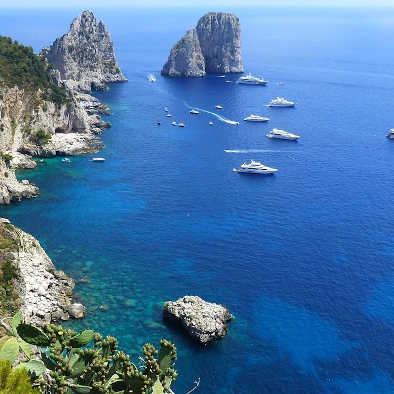 Capri: Boat Tour & Swimming Stop + Roundtrip from Naples