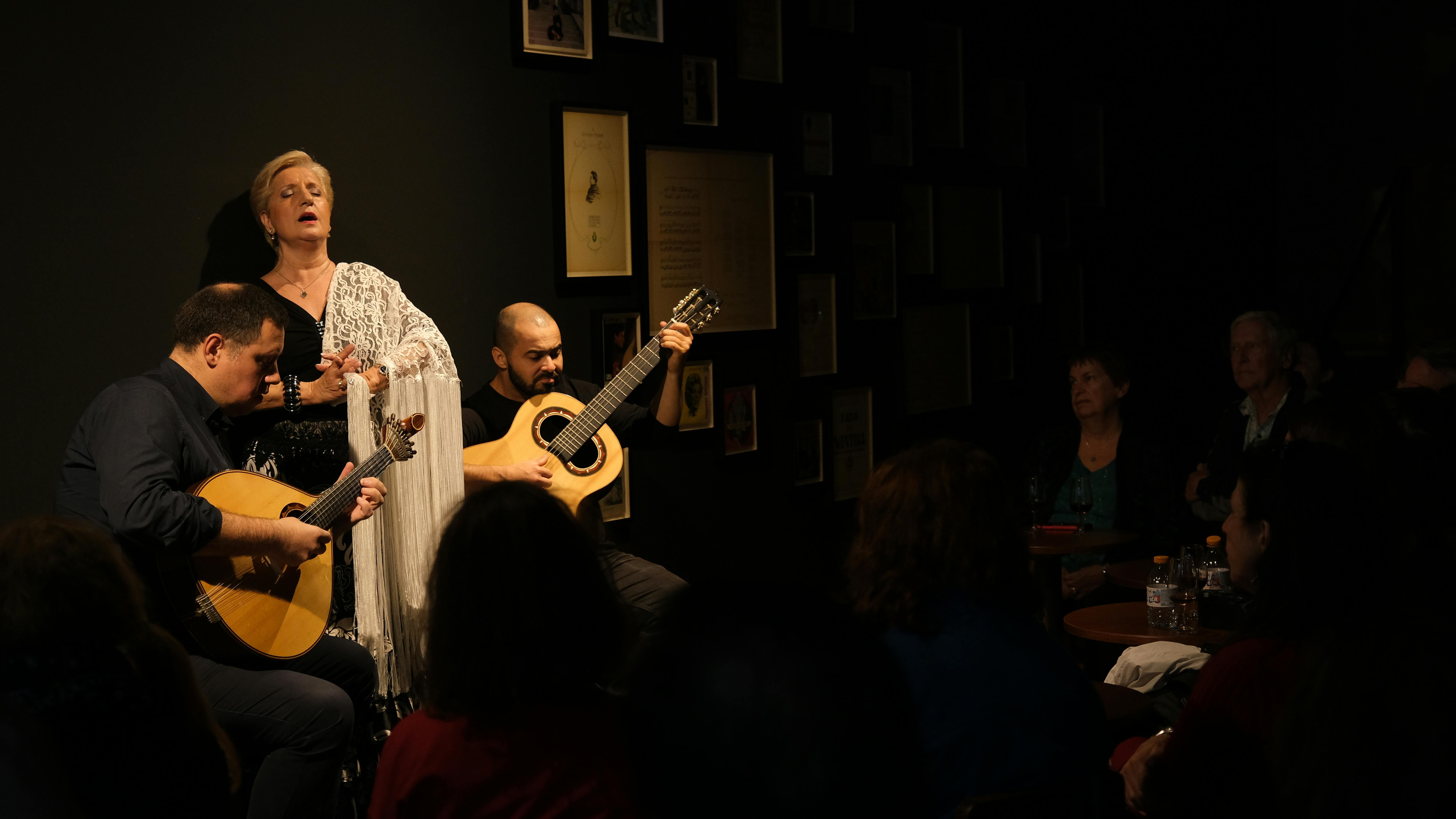 Image of Fado singer and guitarists at Ideal Clube de Fado