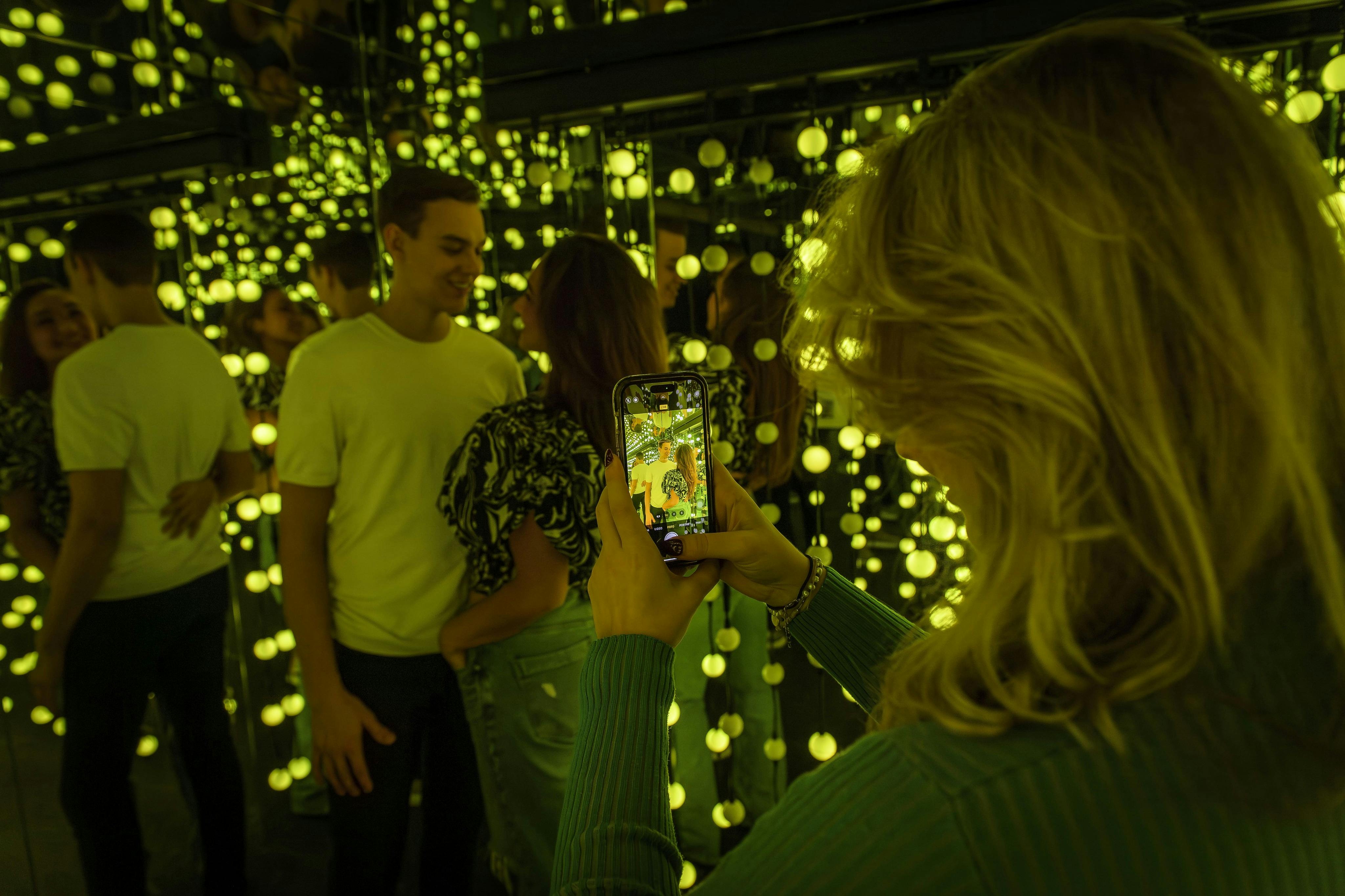 전구 방에서 사진을 찍는 커플