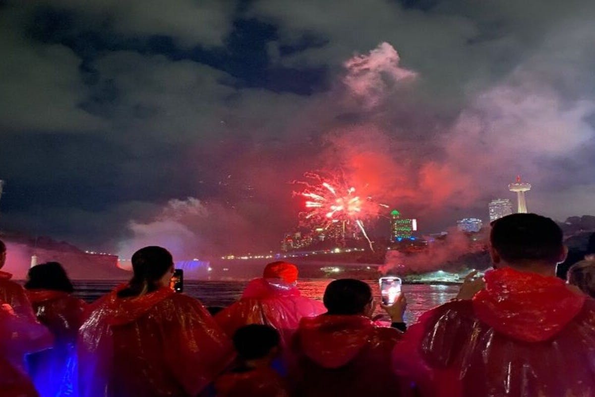Passeio de barco com fogo de artifício nas Cataratas do Niágara