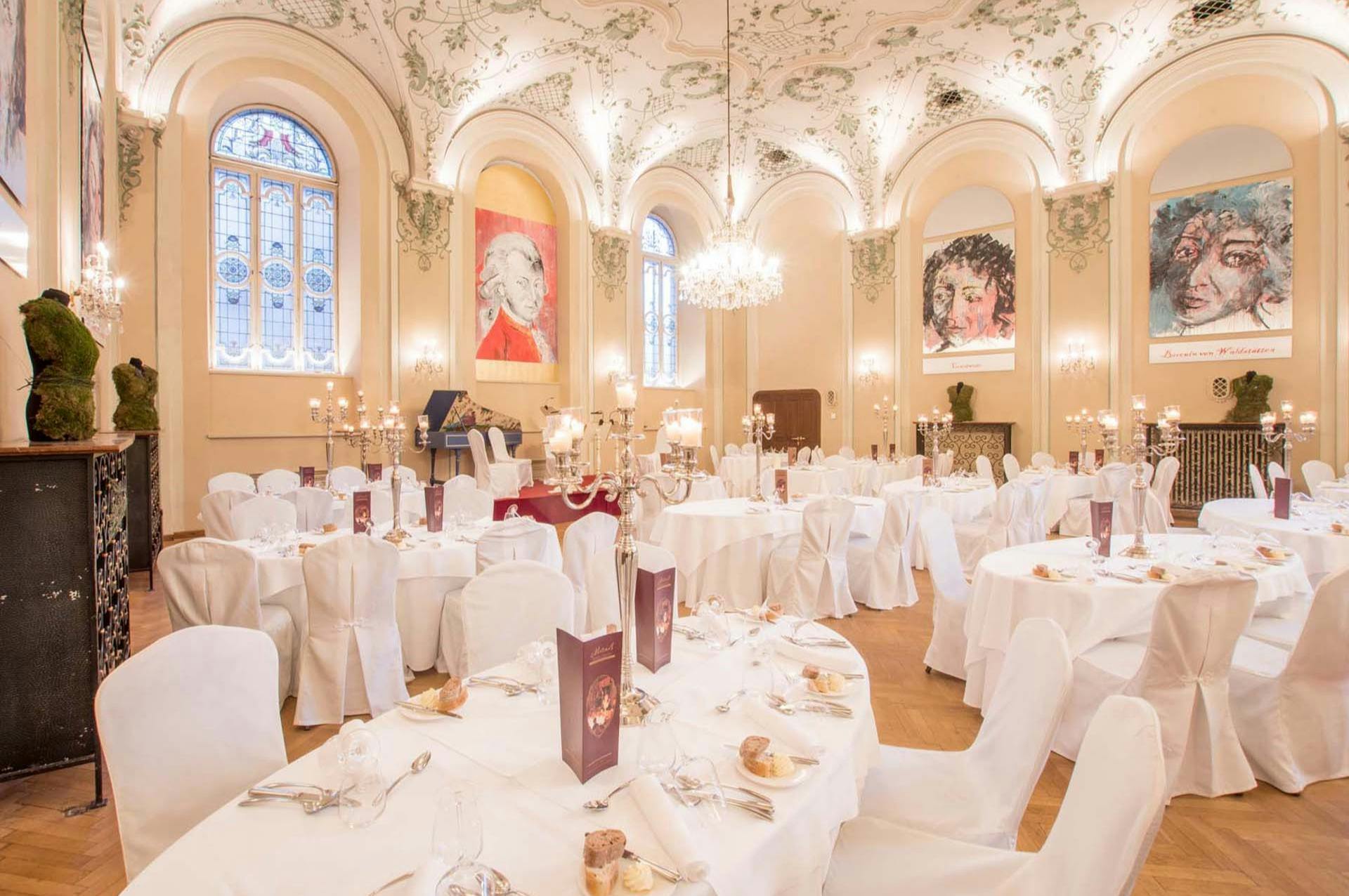 Sala barocca dello Stiftskulinarium di San Pietro con tavoli apparecchiati