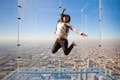 Kobieta skacząca po gzymsie w Skydeck w Chicago