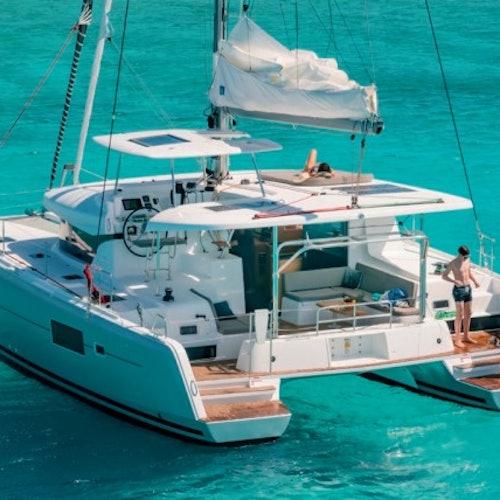 Santorini: Premium Sailing Cruise + BBQ Meal & Drinks