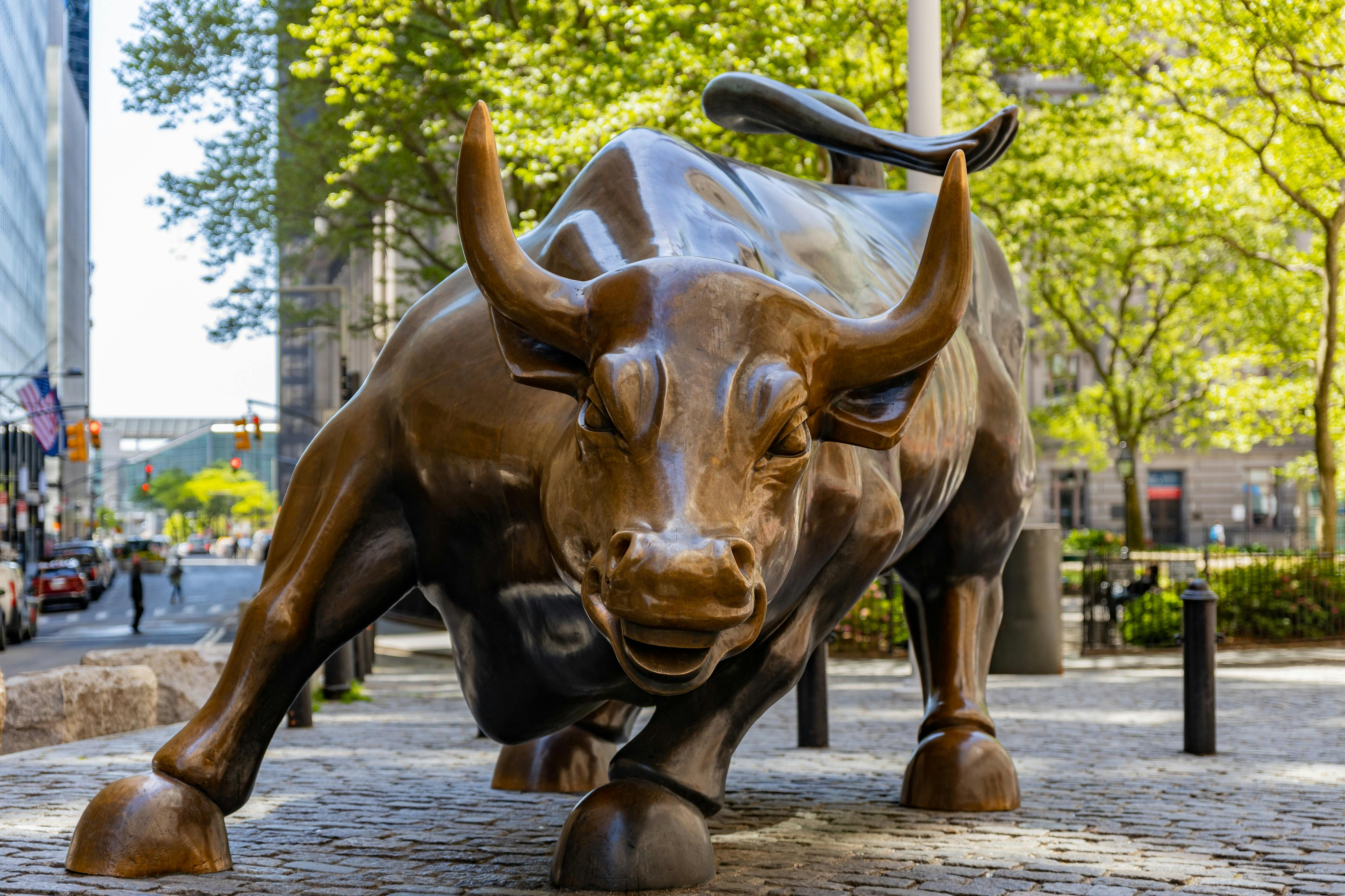 월스트리트의 힘과 탄력성을 상징하는 돌진 황소의 상징적인 이미지입니다.