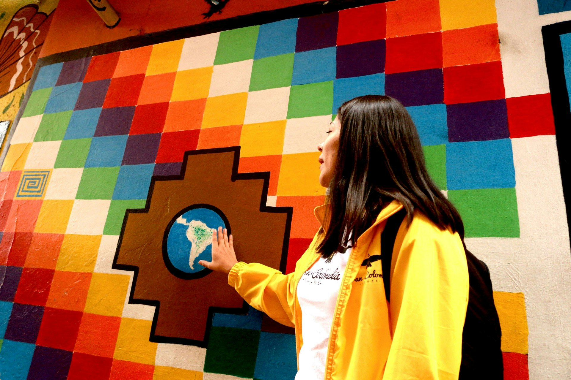La Candelaria Bogotá: Guided Graffiti Tour + Drinks
