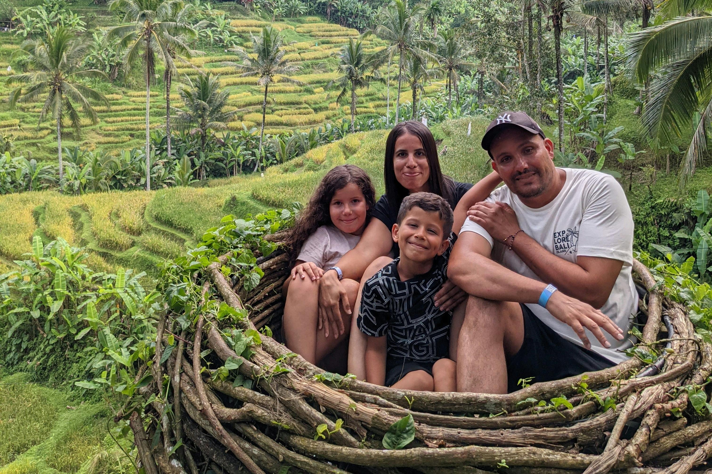 鳥の巣に座っている家族