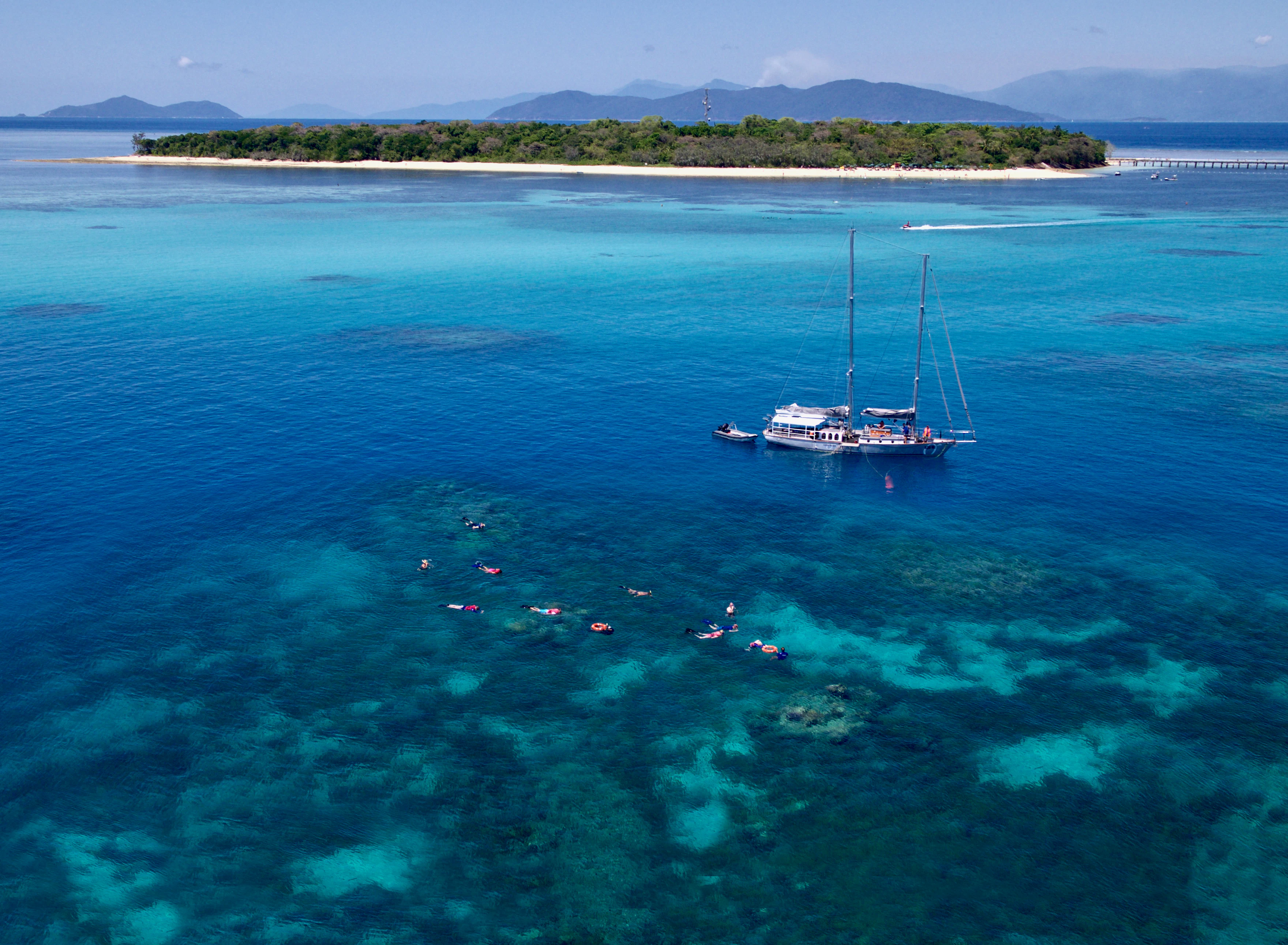 Walk, Sail and Snorkel: Great Barrier Reef & Green Island Tour from Cairns