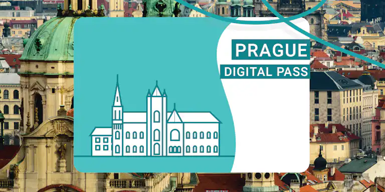 Una targeta digital de Praga superposada a un paisatge urbà amb edificis històrics, cúpules verdes i teulats vermells.