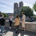 Een gids en een kleine groep voor de Notre Dame kathedraal