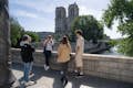 En guide og en lille gruppe foran Notre Dame-katedralen