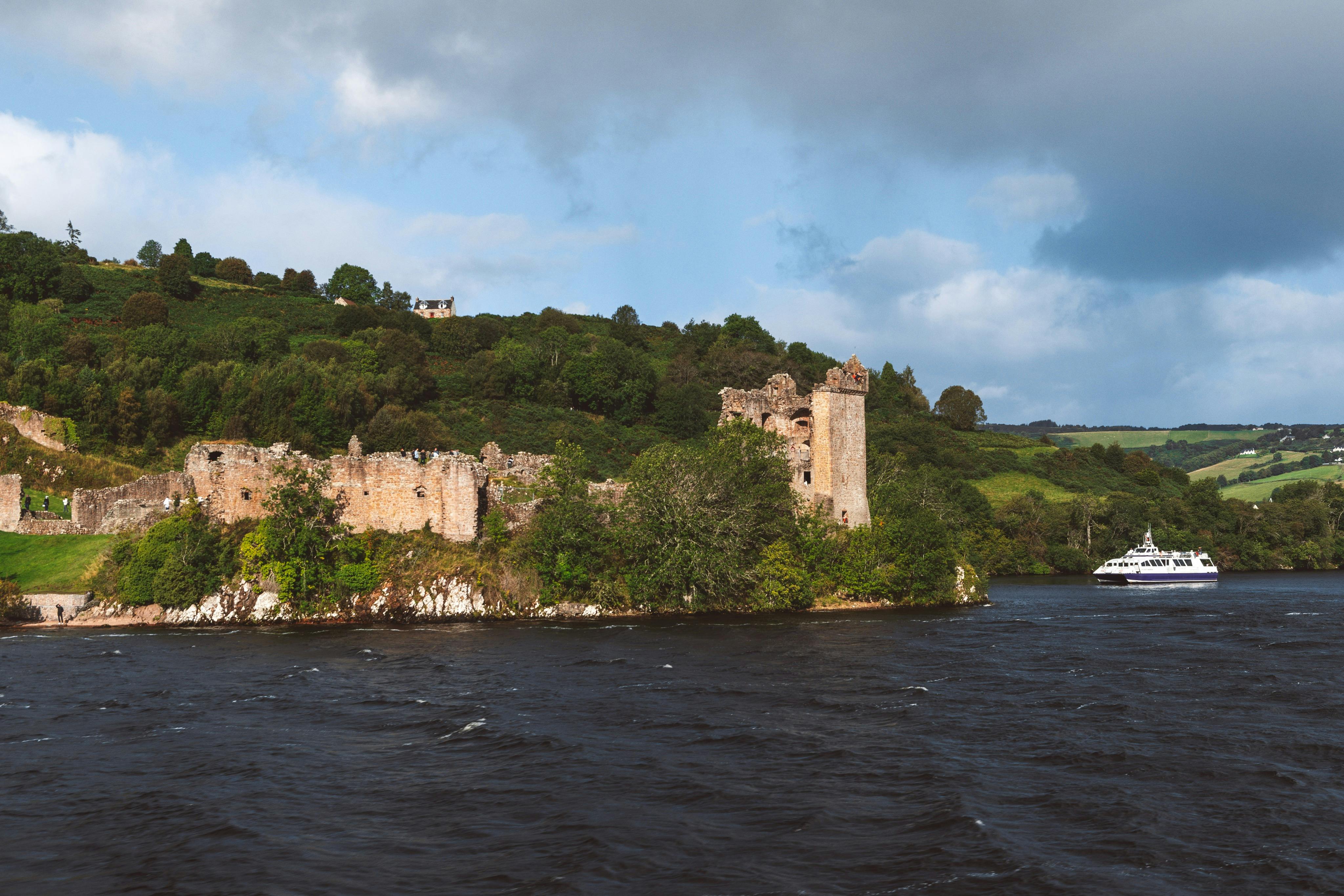 从湖边看厄克特城堡