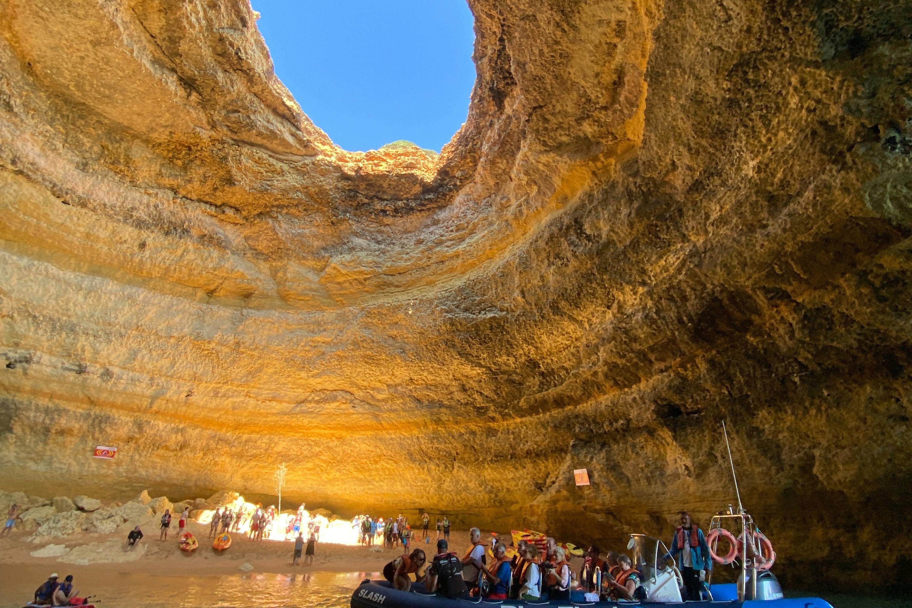 Interior de la Cueva de Benagil