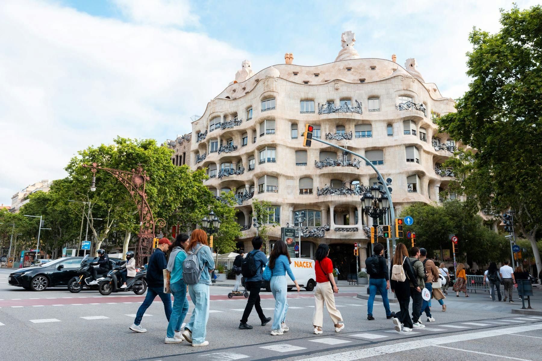 Walking tour in front of La Pedrera