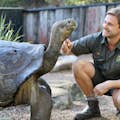 Gardien de zoo avec une tortue des Galapagos