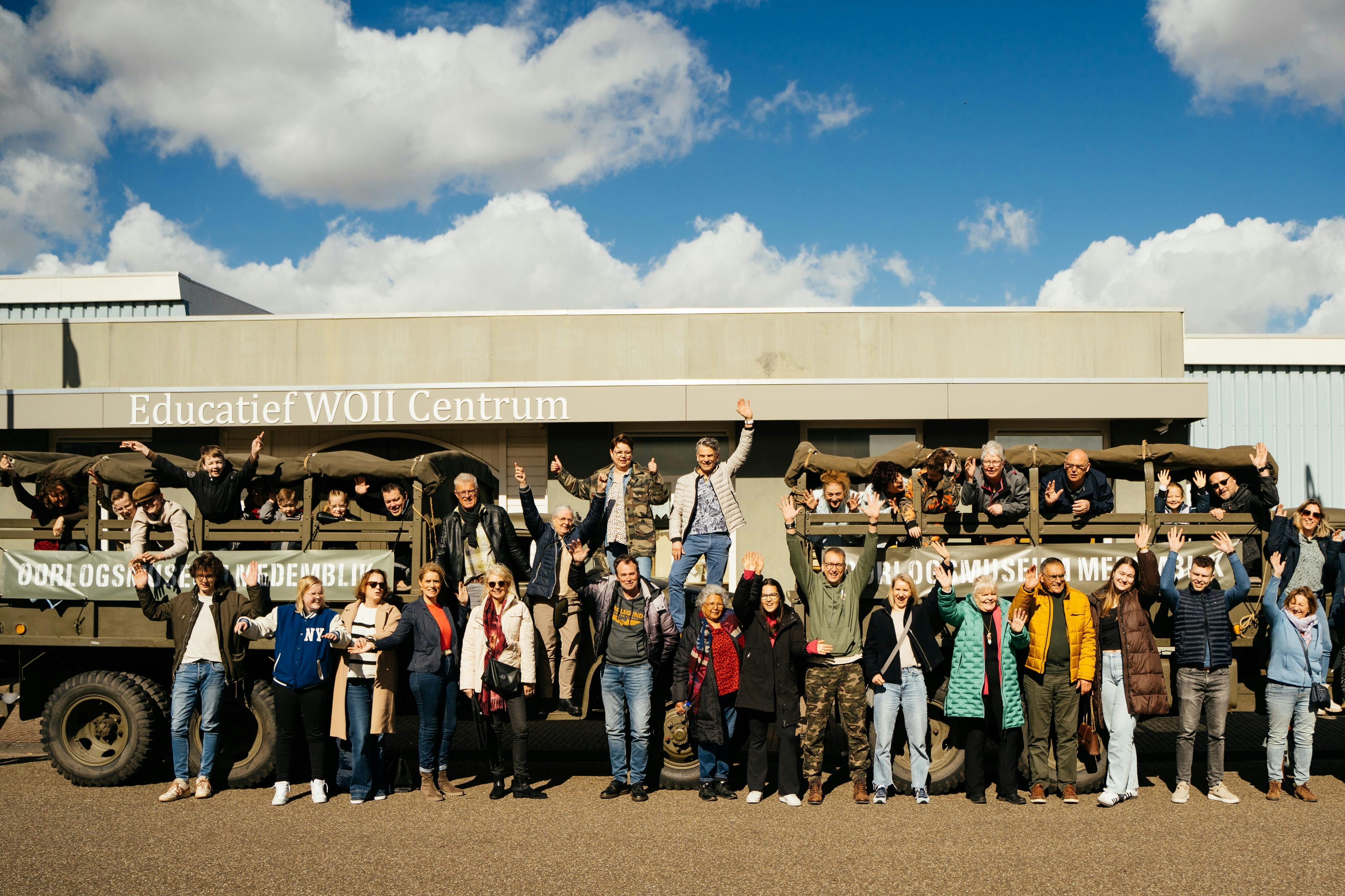 W.W.II Legertrucks met museumbezoekers voor Oorlogsmuseum Medemblik （オランダ）