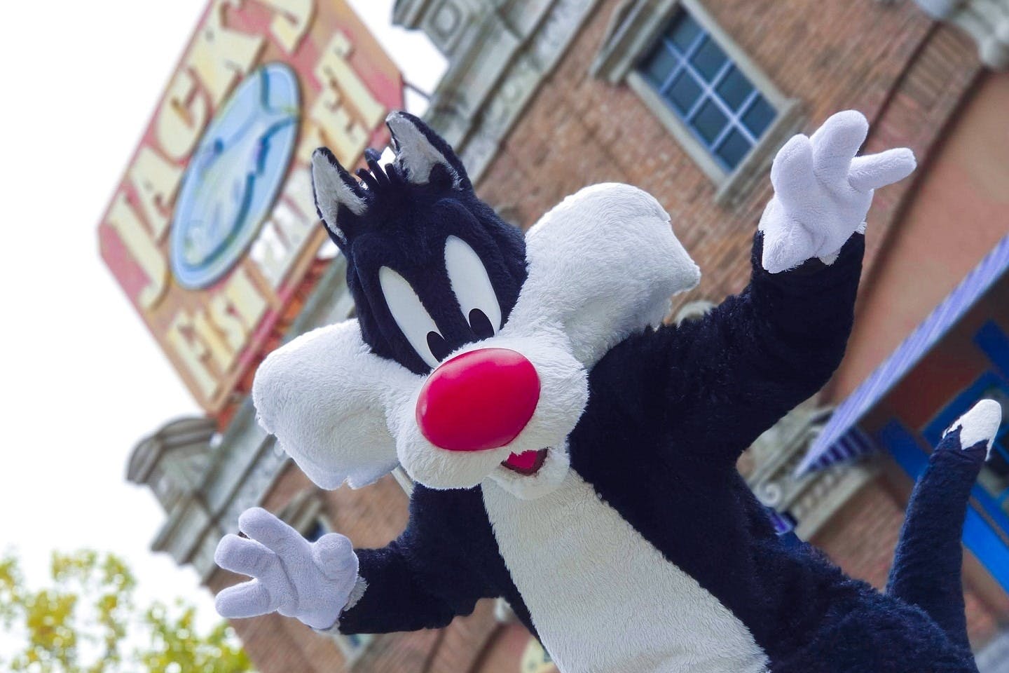 Χαρακτήρες Looney Tunes στην είσοδο του πάρκου