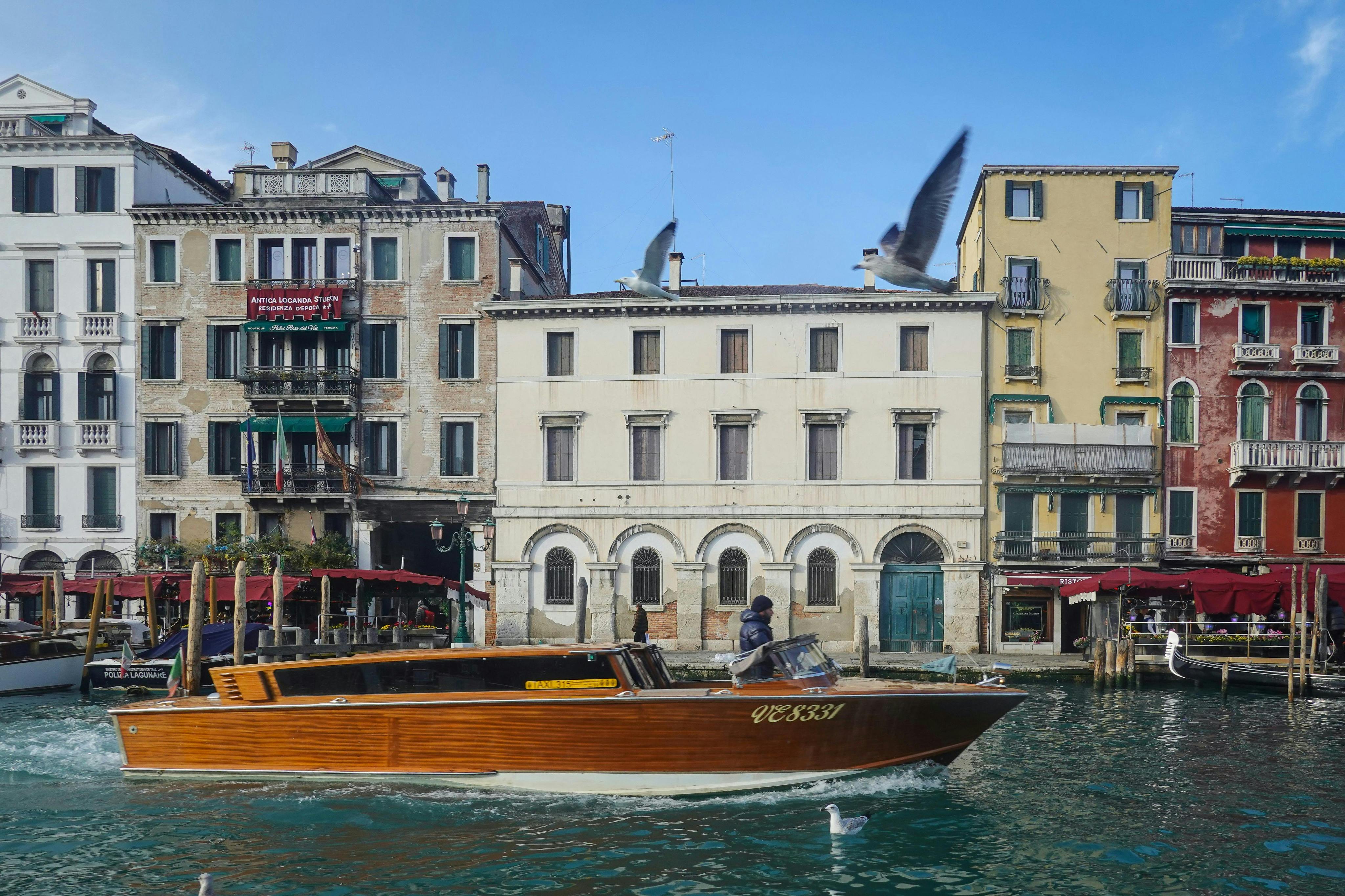 교통편을 제공하는 보트