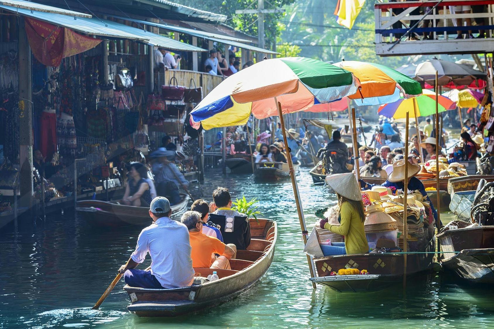 The supplier's floating market waking up with its colors
